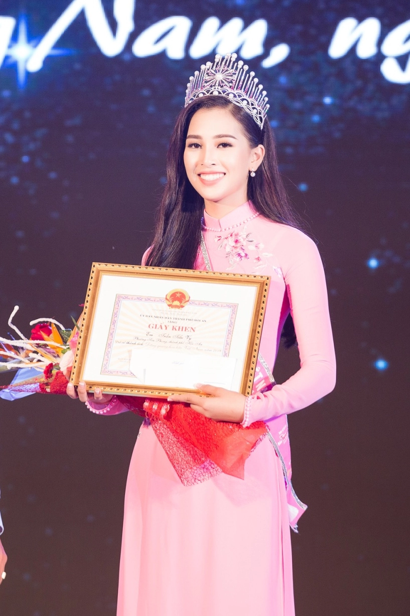 Hoa hậu trần tiểu vy được lãnh đạo tỉnh quảng nam trao tặng bằng khen - 4