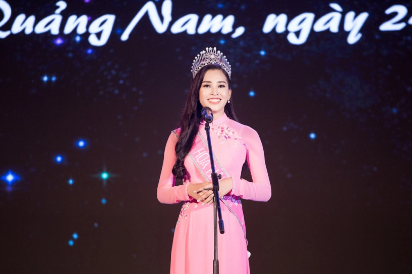 Hoa hậu trần tiểu vy được lãnh đạo tỉnh quảng nam trao tặng bằng khen - 5