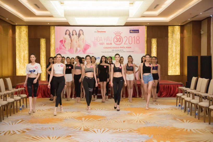 Hoa hậu việt nam 2018 thí sinh khoe eo thon chân dài miên man khi tập catwalk - 1