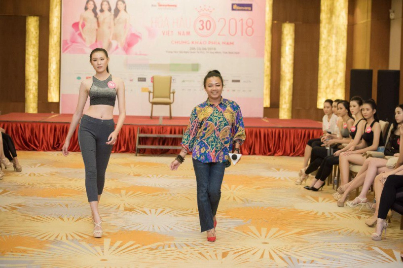 Hoa hậu việt nam 2018 thí sinh khoe eo thon chân dài miên man khi tập catwalk - 2