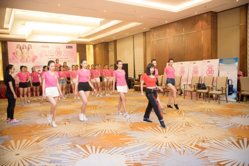 Hoa hậu việt nam 2018 thí sinh khoe eo thon chân dài miên man khi tập catwalk - 5
