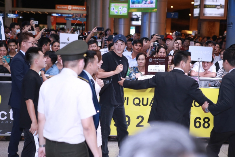 hot phở đặc biệt phấn khích khi gặp tài tử nấc thang lên thiên đường kwon sang woo tại sân bay - 7
