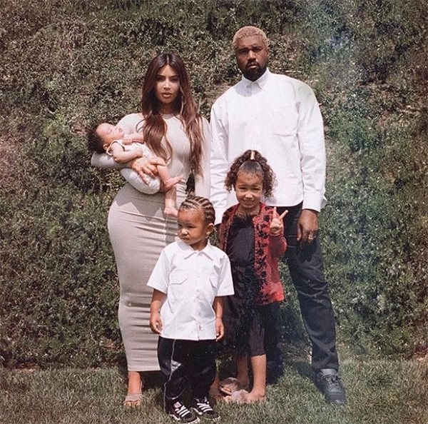 Lần đầu tiên kim kardashian đăng tải bức ảnh đầy đủ 5 thành viên của gia đình - 1