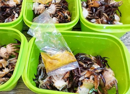 Mẹ 2 con chia sẻ cách trữ đông cua dùng suốt mùa hè - 3