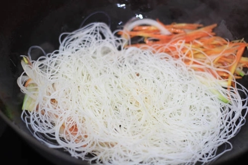 Miến xào tôm trứng đơn giản mà ngon cho bữa sáng - 3