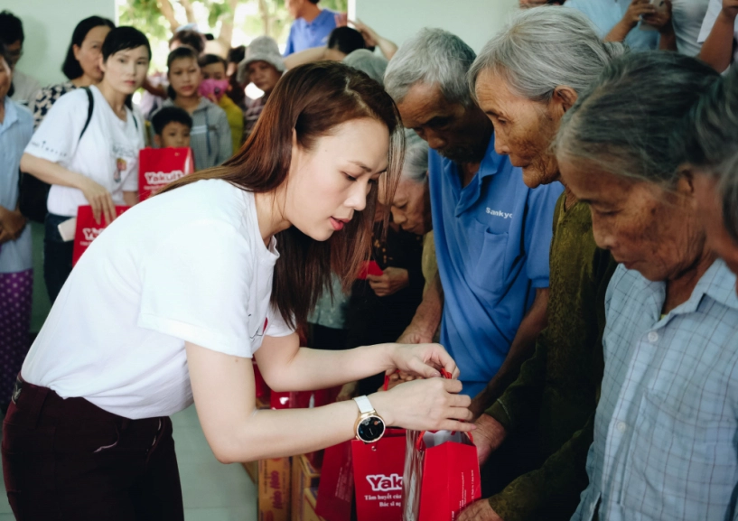 Mỹ tâm giản dị đi thiện nguyện và nghẹn ngào khi chứng kiến những hoàn cảnh khó khăn mùa vu lan - 2