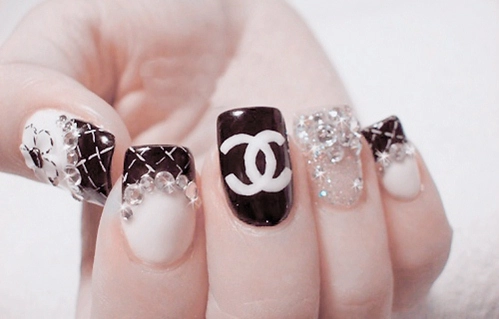 Nail trắng đen cho tín đồ của chanel - 3