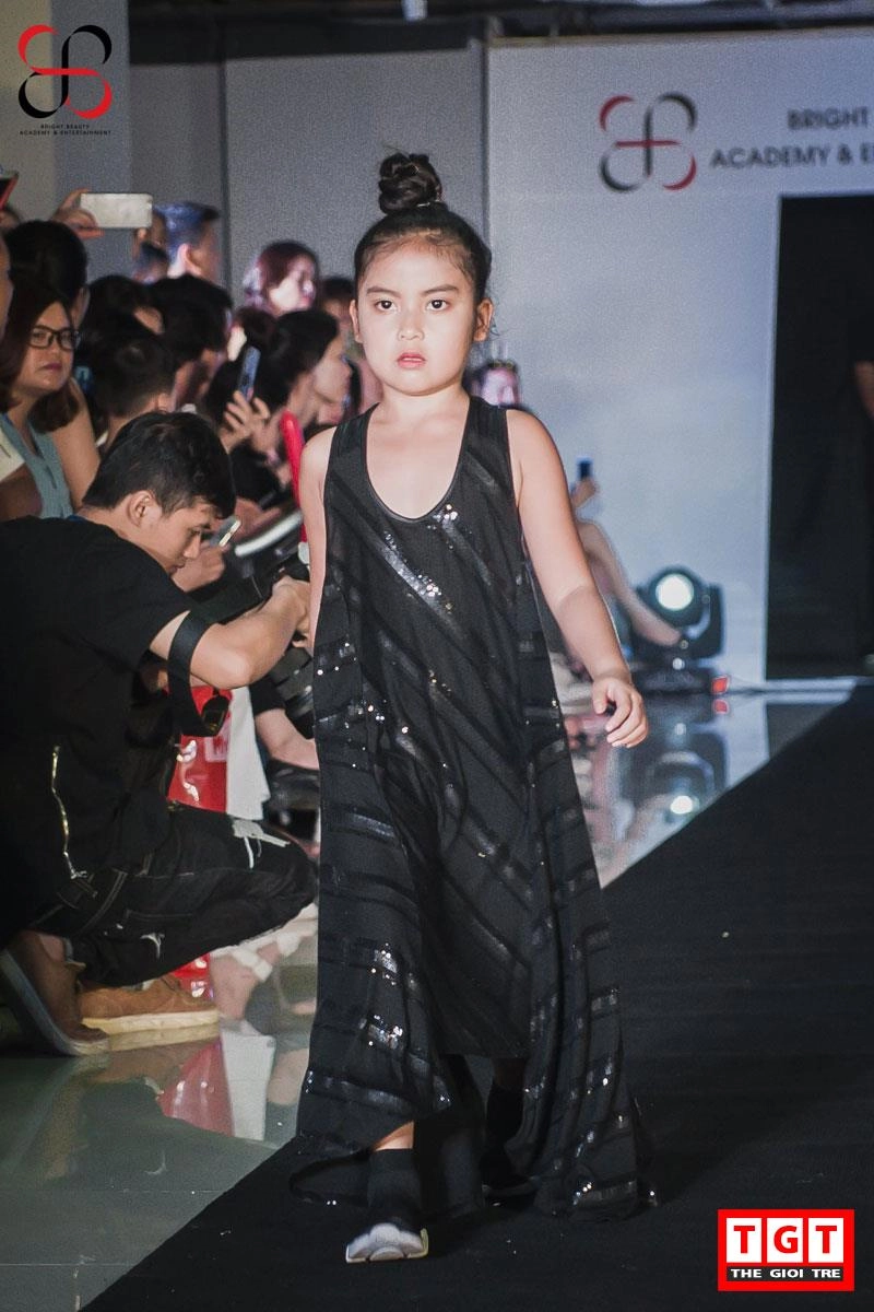 Nàng mẫu nhí 8 tuổi nổi bần bật ở kids model fashion festival 2017 - 8