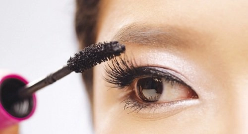 Những mẹo chuốt mascara phù hợp cho đôi mắt lung linh hệt như đeo mi giả - 4