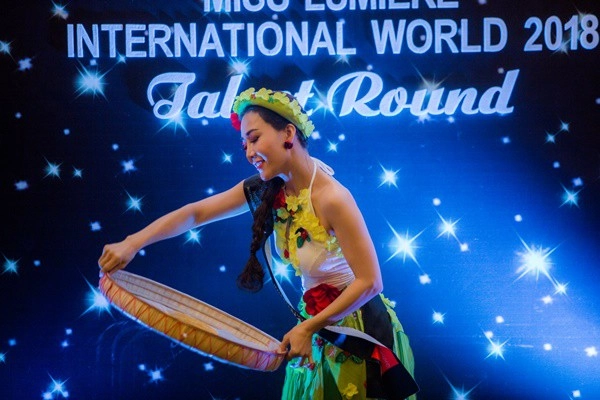 Nữ doanh nhân việt nam giành giải tài năng tại cuộc thi hoa hậu tỏa sáng thế giới 2018 - 2
