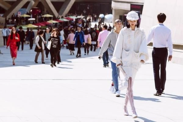 Phạm hương phí phương anh hoàng ku đồng loạt khoe street style hàng hiệu tại seoul fashion week - 3