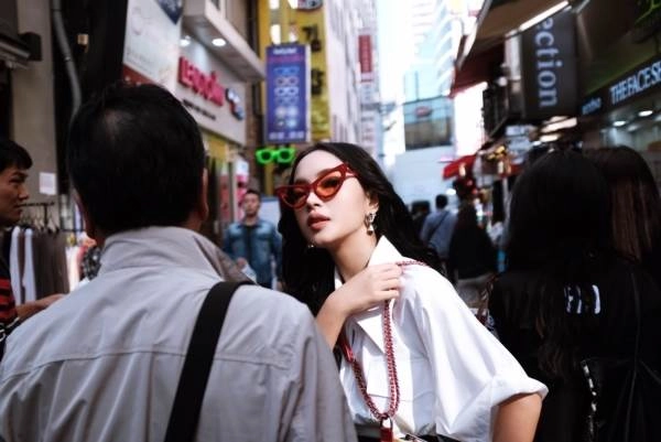 Phạm hương phí phương anh hoàng ku đồng loạt khoe street style hàng hiệu tại seoul fashion week - 9