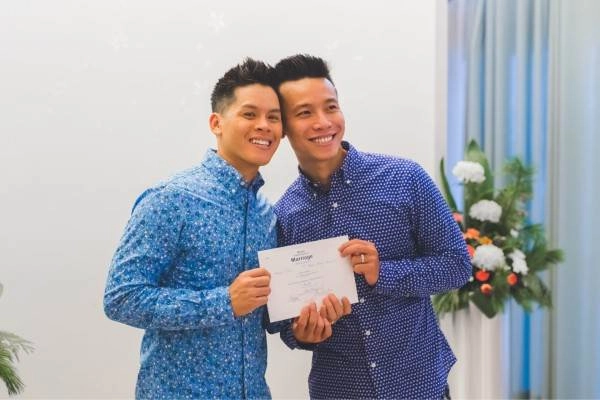 Sau 8 năm bên nhau john huy trần và bạn trai chính thức đăng ký kết hôn - 2