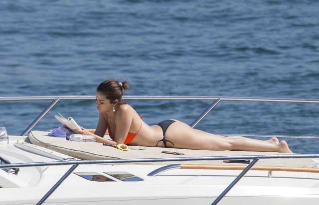 Selena gomez khoe ngực căng tràn khi tắm nắng trên du thuyền ở sydney - 4