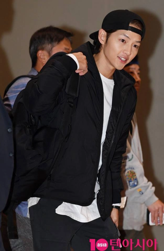 Song joong ki xuất hiện với gương mặt gầy gò xuống sắc tại sân bay lên đường sang hong kong tham dự mama 2018 - 2