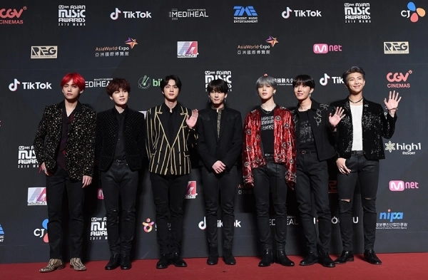 Thảm đỏ lễ trao giải mama 2018 hong kong bts đổ bộ với gu thời trang cực chất bên cạnh dàn sao khủng - 2