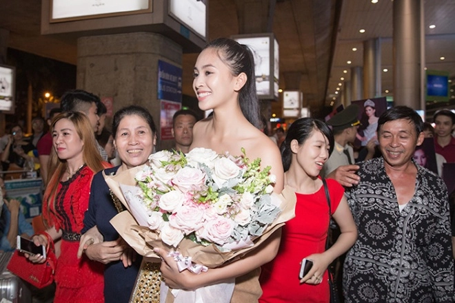 Trở về từ miss world tiểu vy vẫn tươi tắn rạng rỡ bên đỗ mỹ linh và phương nga - 9