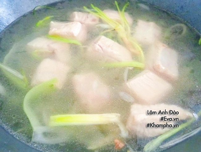 Vào bếp trổ tài nấu canh sườn chua ngọt đậm đà đưa cơm - 5