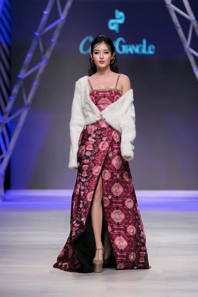 Vifw 0211 huyền my bị chê catwalk như đi chợ võ hoàng yến sắc lạnh ở vị trí vedette - 1