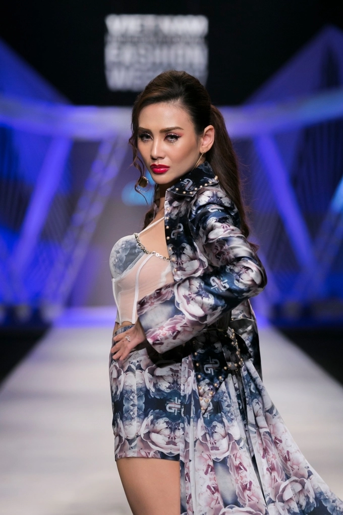 Vifw 0211 huyền my bị chê catwalk như đi chợ võ hoàng yến sắc lạnh ở vị trí vedette - 4