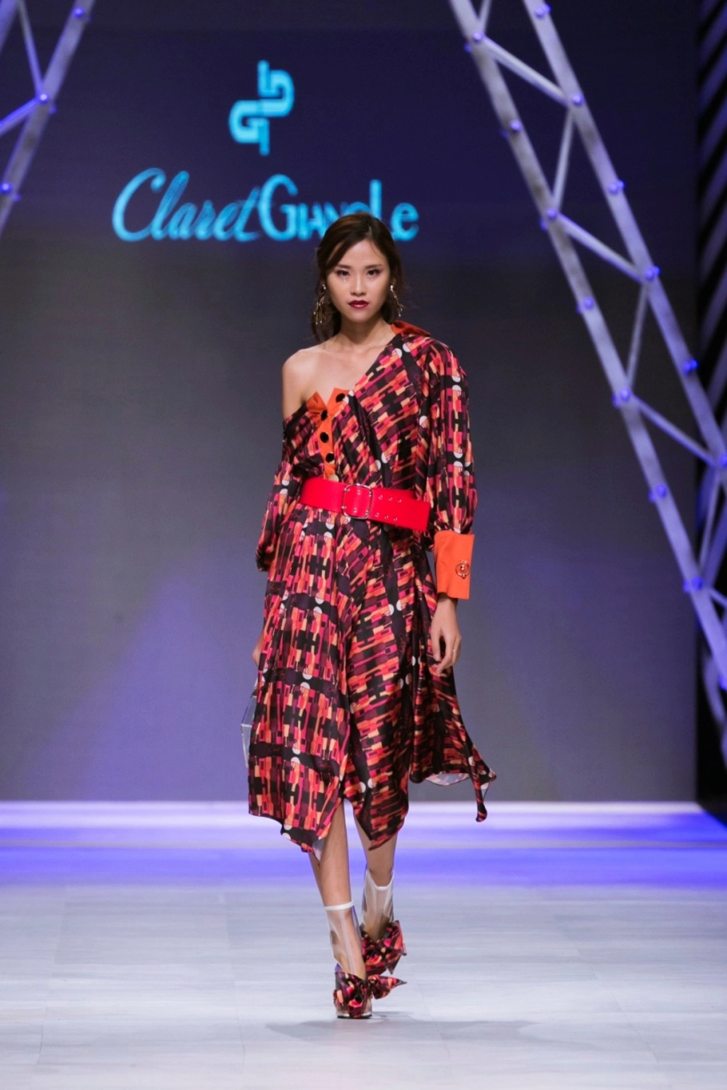 Vifw 0211 huyền my bị chê catwalk như đi chợ võ hoàng yến sắc lạnh ở vị trí vedette - 11