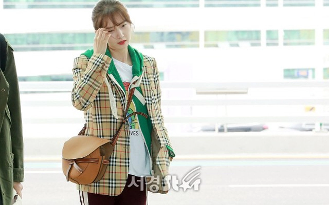 Yoona khoe sắc rạng ngời đón sinh nhật cùng fan ở sân bay - 4