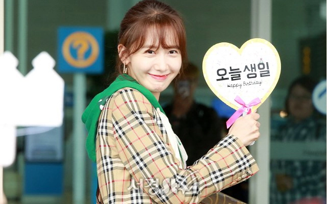 Yoona khoe sắc rạng ngời đón sinh nhật cùng fan ở sân bay - 5