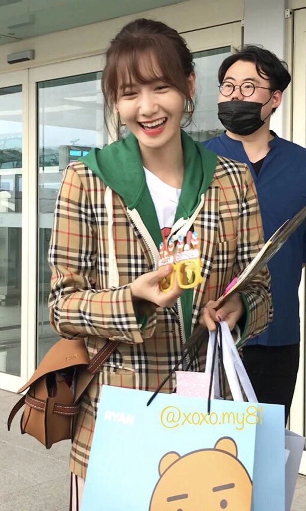 Yoona khoe sắc rạng ngời đón sinh nhật cùng fan ở sân bay - 6