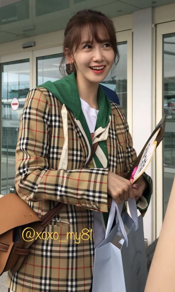 Yoona khoe sắc rạng ngời đón sinh nhật cùng fan ở sân bay - 7