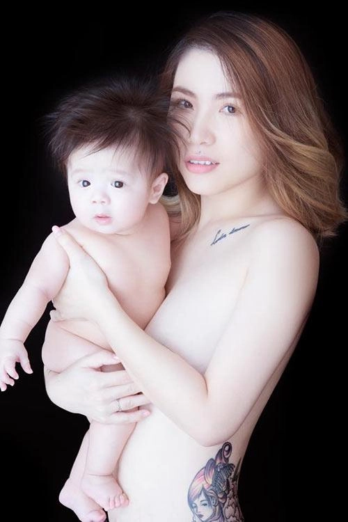 2 mẹ việt ngực trần ôm con đẹp xuất sắc khiến cộng đồng mạng xuýt xoa - 1