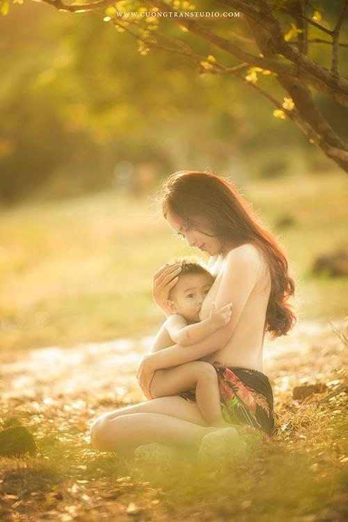 2 mẹ việt ngực trần ôm con đẹp xuất sắc khiến cộng đồng mạng xuýt xoa - 8