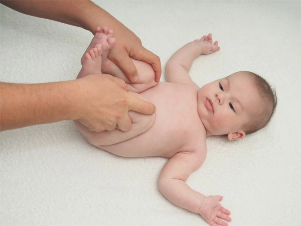 6 bài tập đơn giản nhưng hiệu quả giúp trẻ sơ sinh cứng cáp tiêu hóa tốt - 2