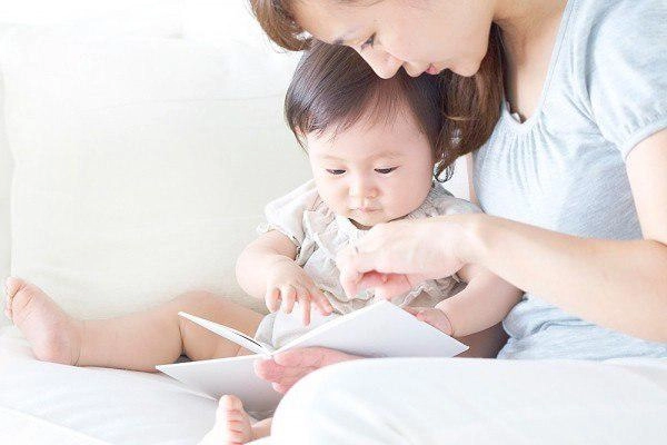 8 mẹo hay giúp bé tự giác ngồi bô mẹ không phải cáu - 3