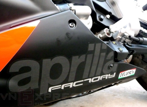  aprilia rsv4 factory 2010 đầu tiên về sài gòn - 2