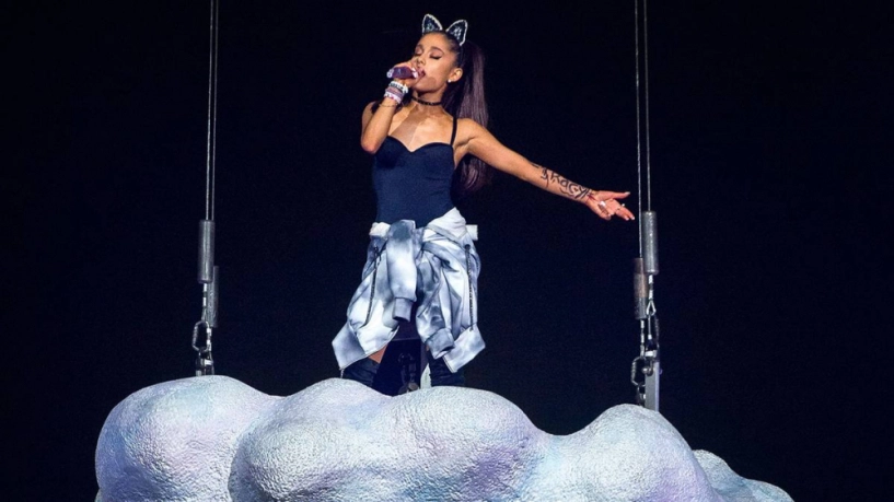 Ariana grande mắt sưng húp mặt thẫn thờ lần đầu xuất hiện sau vụ đánh bom manchester - 3