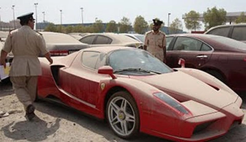  bán đấu giá siêu xe ferrari enzo bị bỏ rơi - 1