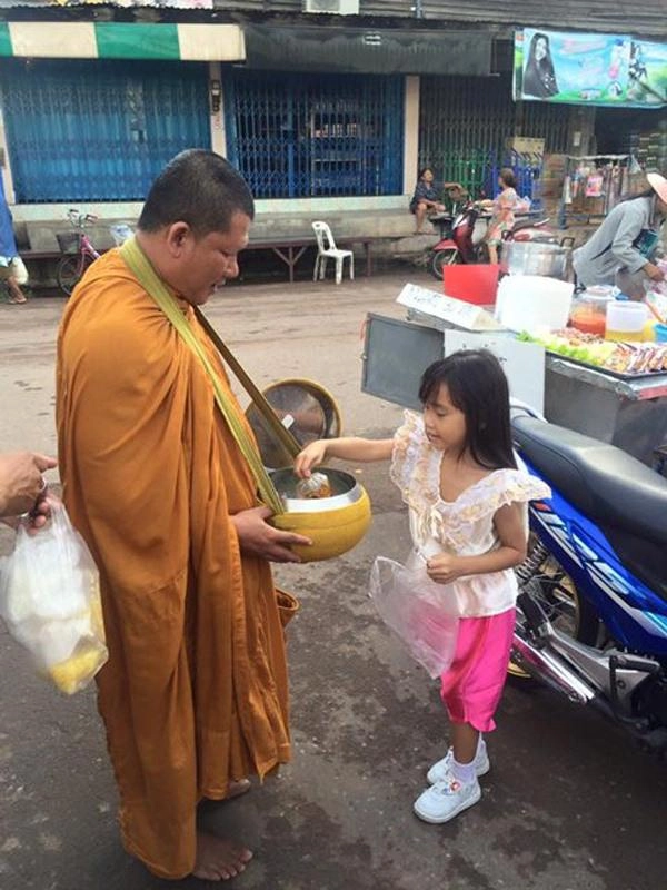 Bé gái làm tình nguyện viên ôm thi thể xương cốt người chết từ 2 tuổi ai cũng cảm phục - 9