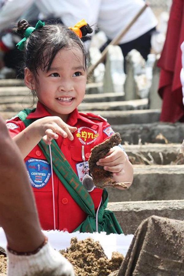 Bé gái làm tình nguyện viên ôm thi thể xương cốt người chết từ 2 tuổi ai cũng cảm phục - 10