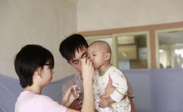 Bố tuyệt vọng vì trị bệnh con mãi không khỏi bé trai nói một câu khiến ai cũng nghẹn ngào - 2