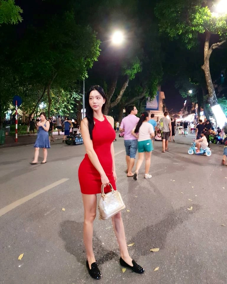 bom sex hàn quốc clara lee bất ngờ khoe ảnh du lịch tại việt nam - 1