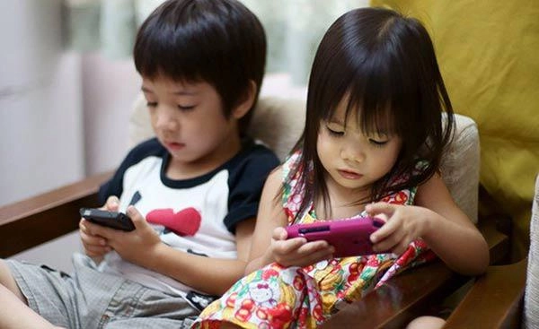 Bức ảnh tố cáo tương lai nguy hiểm của những đứa trẻ có bố mẹ nghiện điện thoại - 3