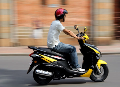  cầm lái scooter honda mojet - 1