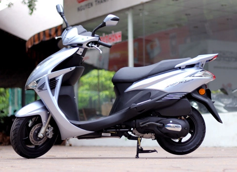  cầm lái scooter honda mojet - 2