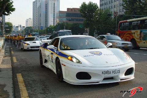  cảnh sát hàn quốc dùng siêu xe ferrari - 5