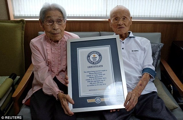 Cặp đôi già nhất thế giới chỉ cho giới trẻ bí quyết giữ lửa hôn nhân hơn 80 năm - 3