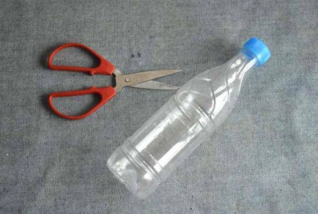 Chỉ mất 2 phút chị em có ngay dụng cụ cọ nồi không đau tay mà sạch sẽ vô cùng - 1