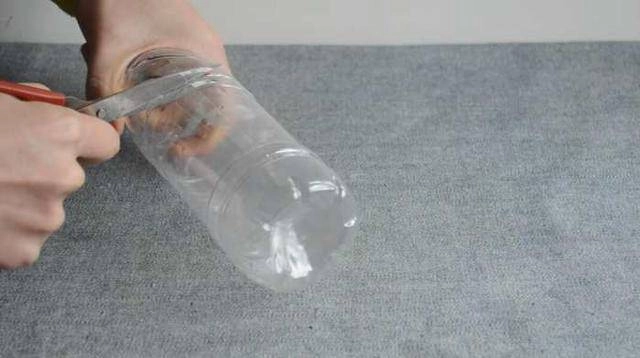 Chỉ mất 2 phút chị em có ngay dụng cụ cọ nồi không đau tay mà sạch sẽ vô cùng - 2