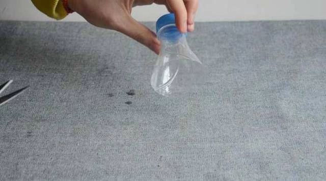 Chỉ mất 2 phút chị em có ngay dụng cụ cọ nồi không đau tay mà sạch sẽ vô cùng - 3