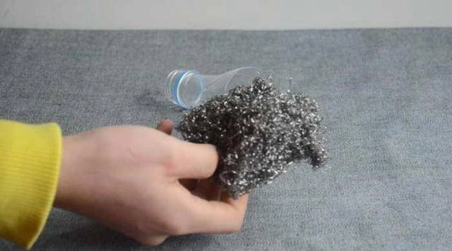 Chỉ mất 2 phút chị em có ngay dụng cụ cọ nồi không đau tay mà sạch sẽ vô cùng - 5