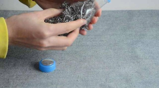 Chỉ mất 2 phút chị em có ngay dụng cụ cọ nồi không đau tay mà sạch sẽ vô cùng - 6